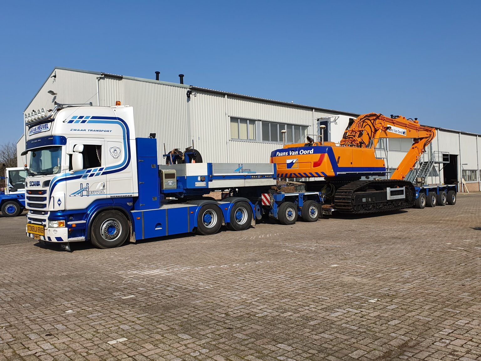 Dieplader 24 asser 64 ton (uitschuifbaar tot 14 m bed, hoogte 55 cm) Loon en Dieplader 24 asser 64 ton (uitschuifbaar tot 14 m bed, hoogte 55 cm) Loon en