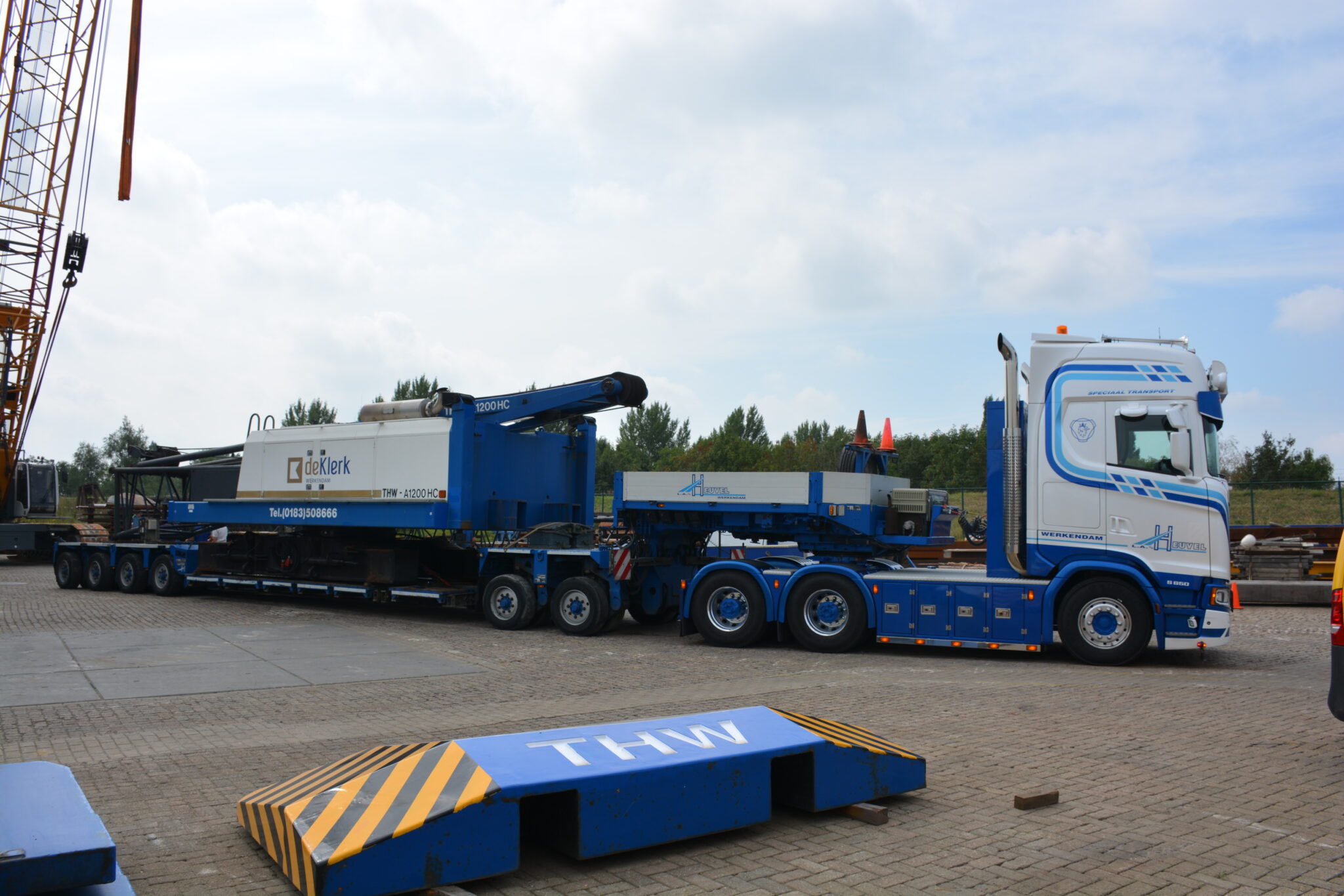 Dieplader 24 asser 64 ton (uitschuifbaar tot 14 m bed, hoogte 55 cm) Loon en Dieplader 24 asser 64 ton (uitschuifbaar tot 14 m bed, hoogte 55 cm) Loon en